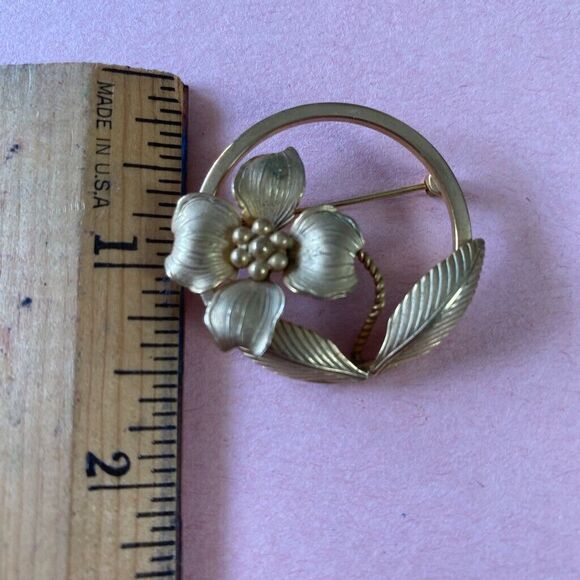 Vintage Costume Gold Floral 1950s Round Brooch Scarf Pin - Picture 2 of 3